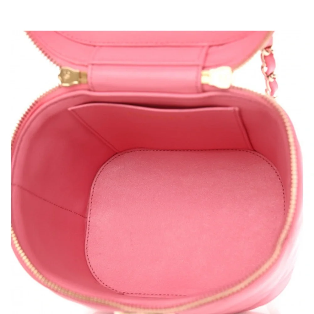 Beautiful pink Chanel vanity bag - Picture 9 of 16